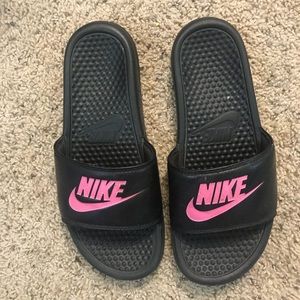 WOMENS NIKE SLIDES SIZE8!!!!